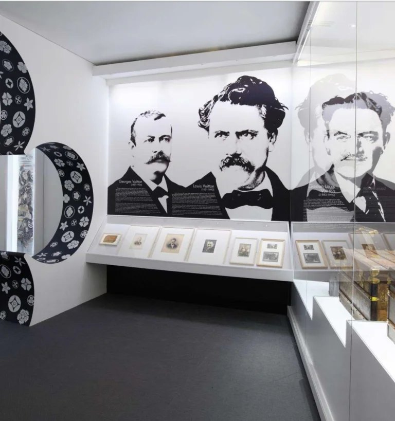 Salle d'exposition patrimoniale : portraits historiques imprimés et vitrines d'archives