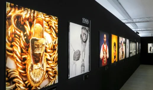 Exposition de photographies encadrées rétroéclairées sur une cimaise noire