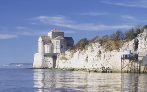 Église romane en bord d'estuaire, falaise calcaire et carrelet sur la Gironde
