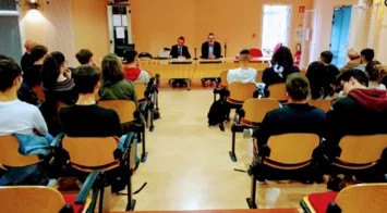 Réunion publique de concertation culturelle dans une salle communale