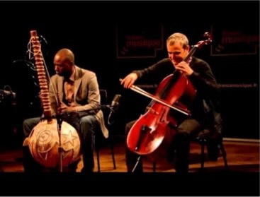 Concert de kora et de violoncelle sur scène