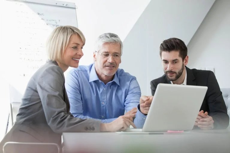Réunion de travail entre l'agence et les équipes d'un commanditaire culturel