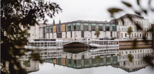 Les Quais Hennessy à Cognac : bâtiment contemporain se reflétant dans la Charente