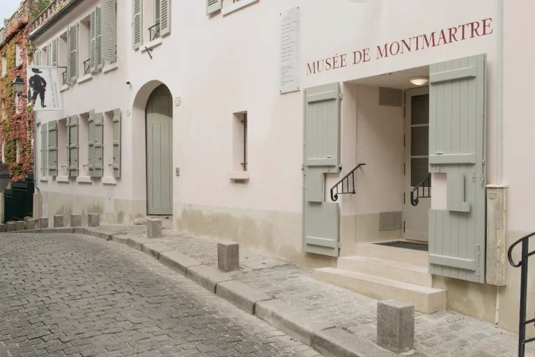 Façade et entrée du musée de Montmartre à Paris, rue pavée